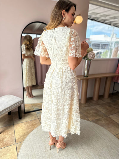 Vestido crema bordado