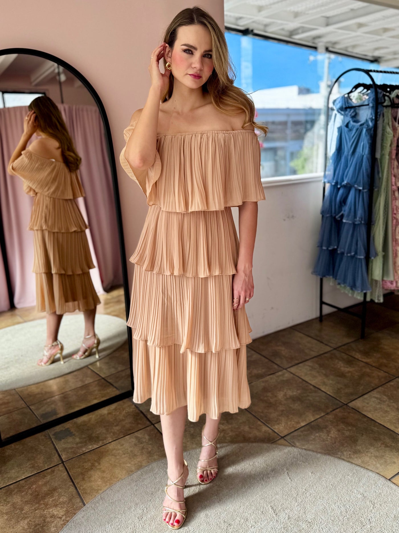 Vestido plisado nude