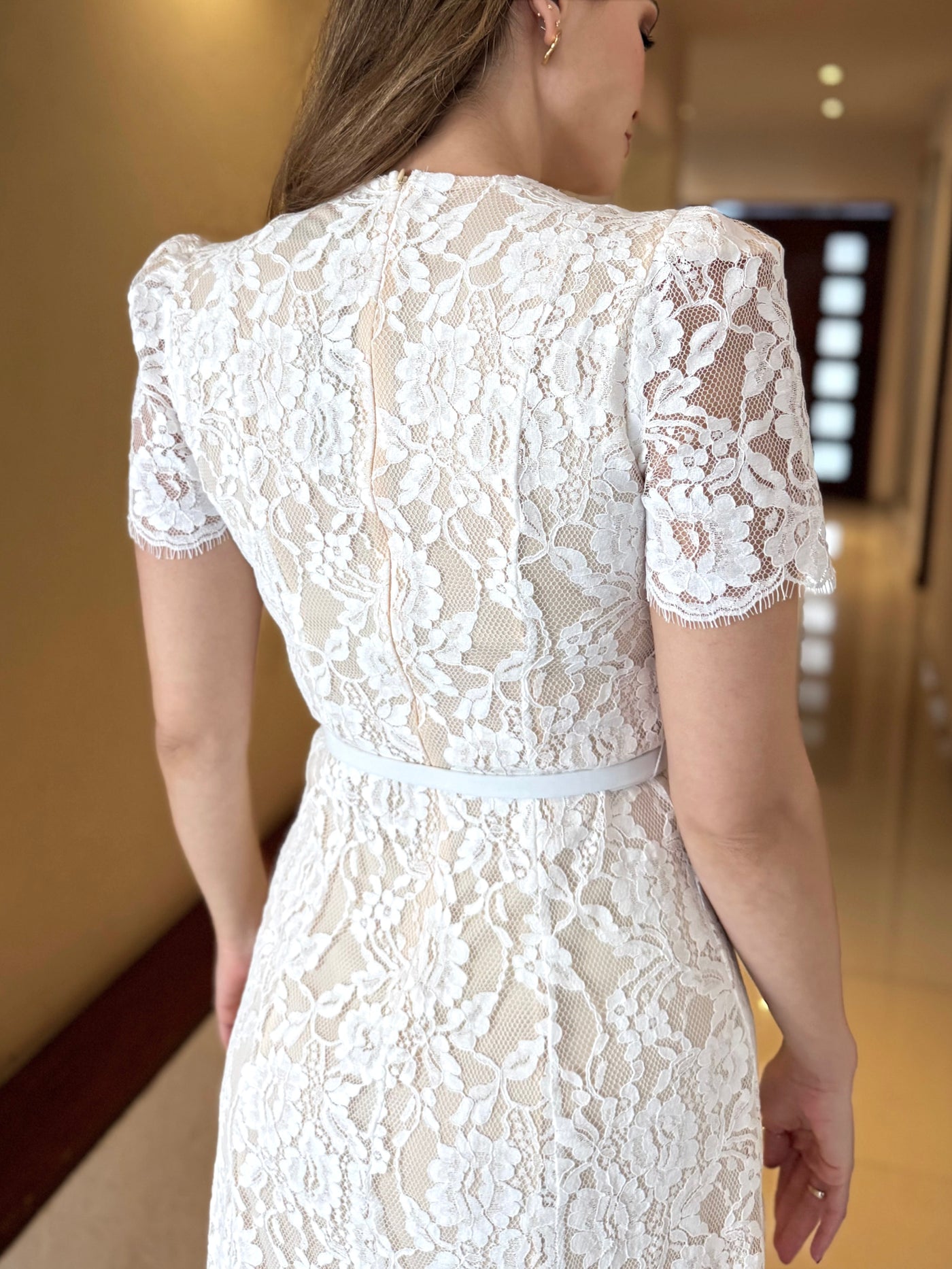 Vestido encaje cinturón blanco