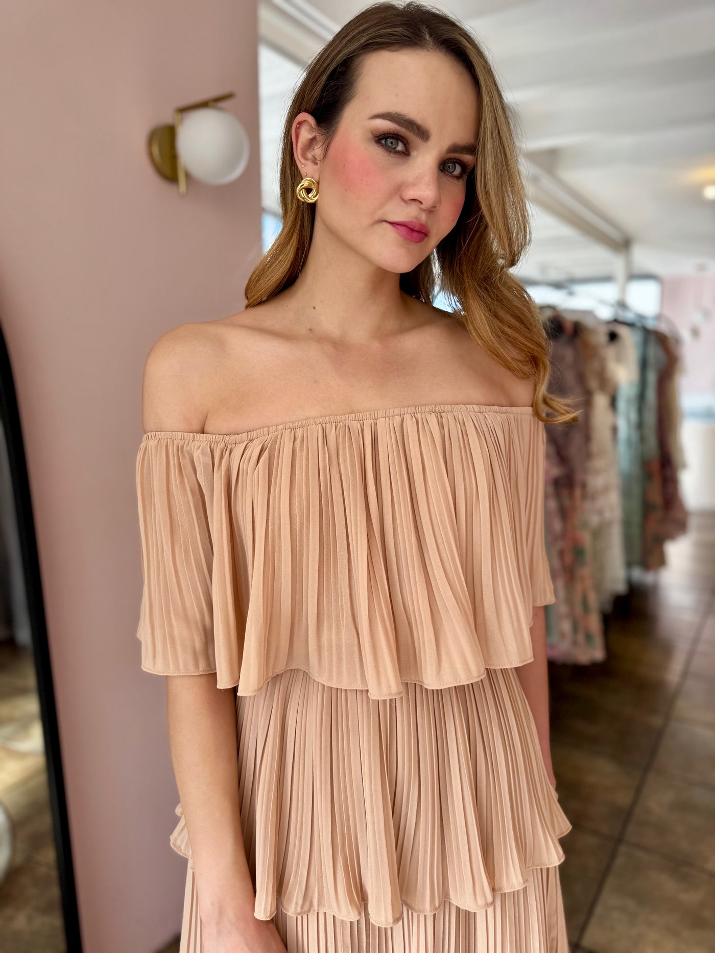 Vestido plisado nude