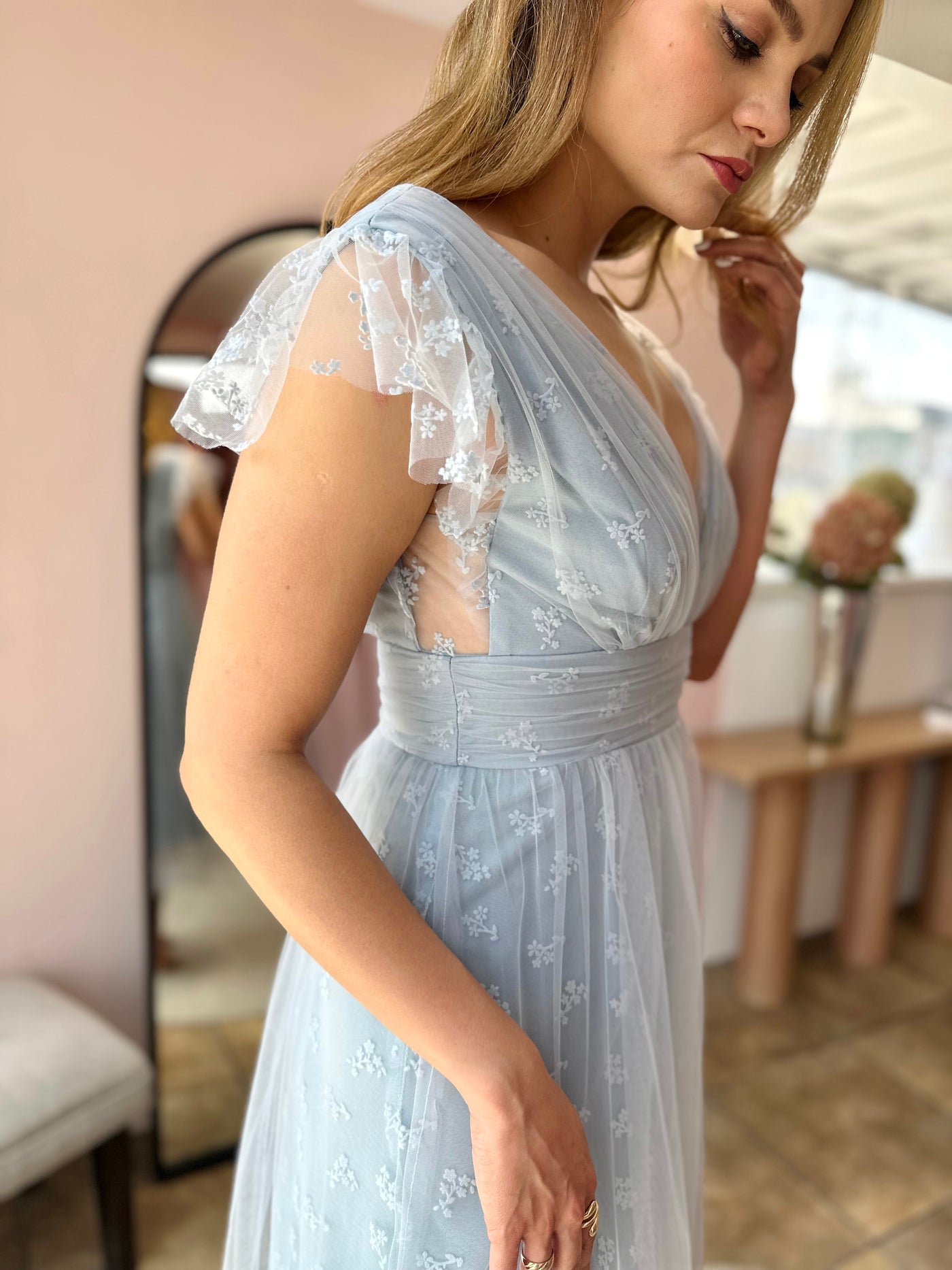 Light blue tul escote