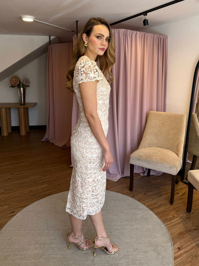 Vestido lápiz crema con aplicación