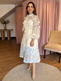 Vestidos flores colgantes blanco y azul