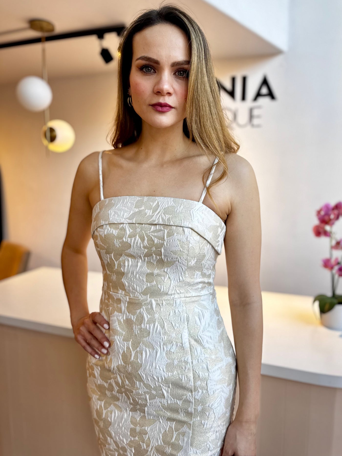 Vestido brocado entallado