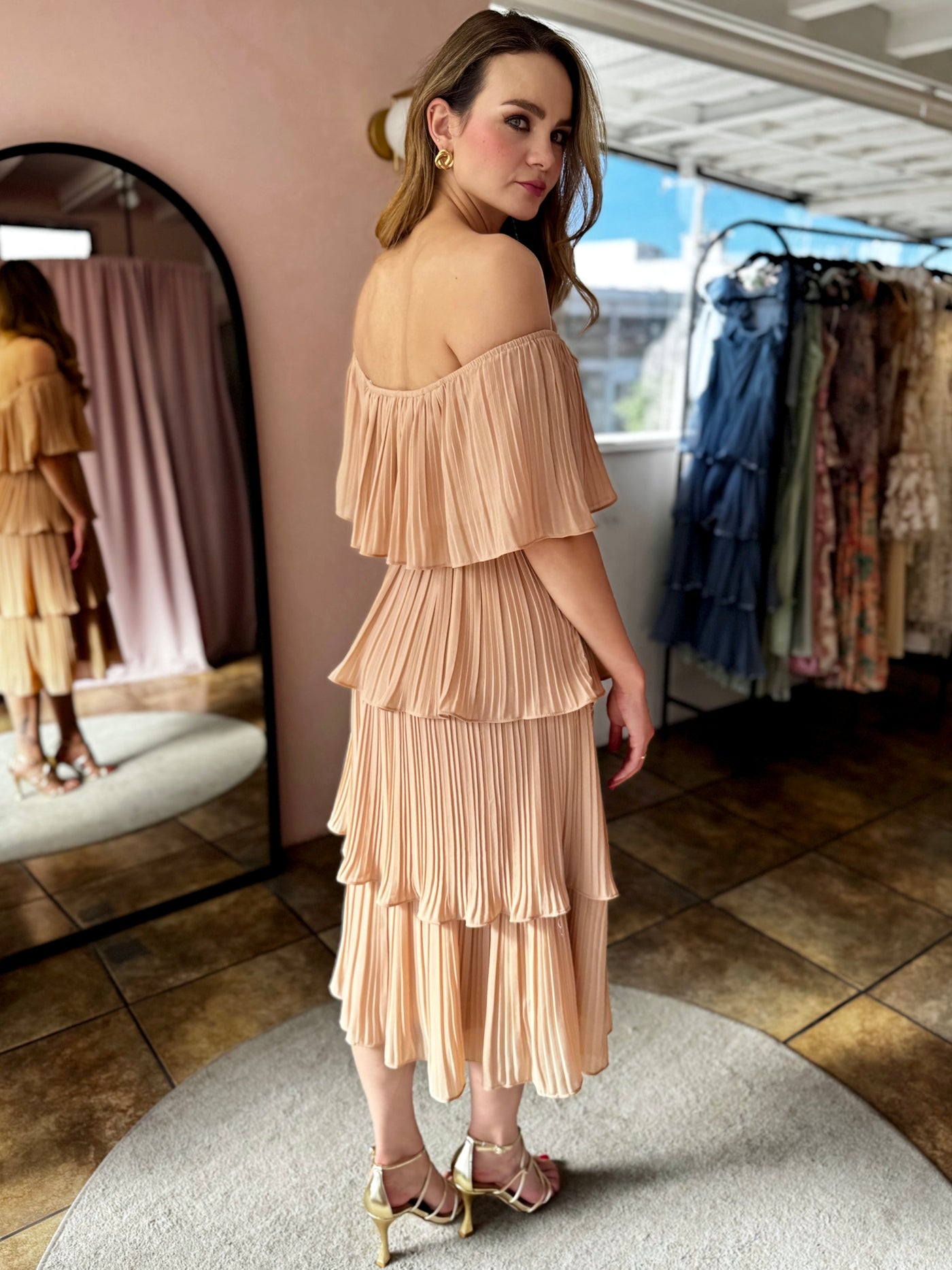 Vestido plisado nude