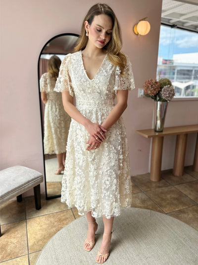 Vestido crema bordado