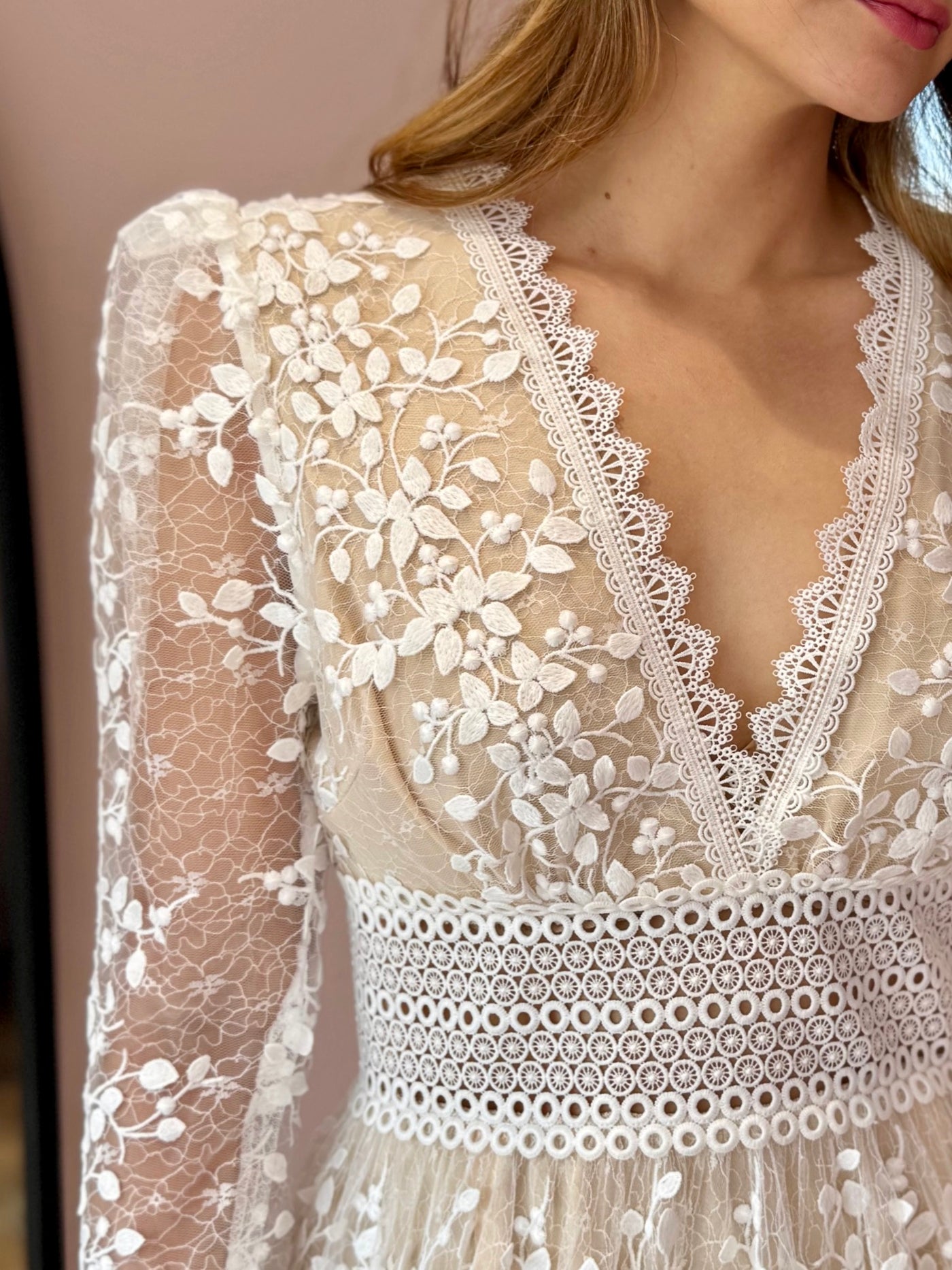 Vestido corto escote v