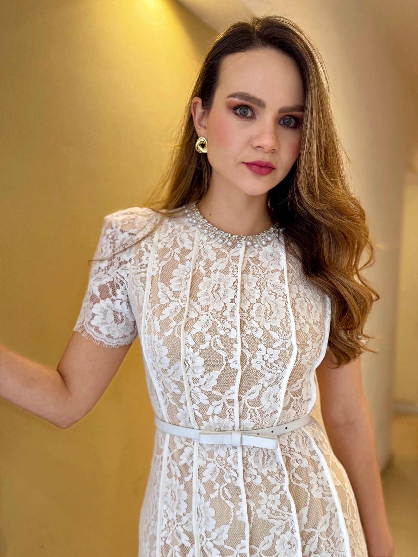 Vestido encaje cinturón blanco