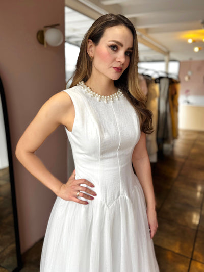 Vestido cuello perlas
