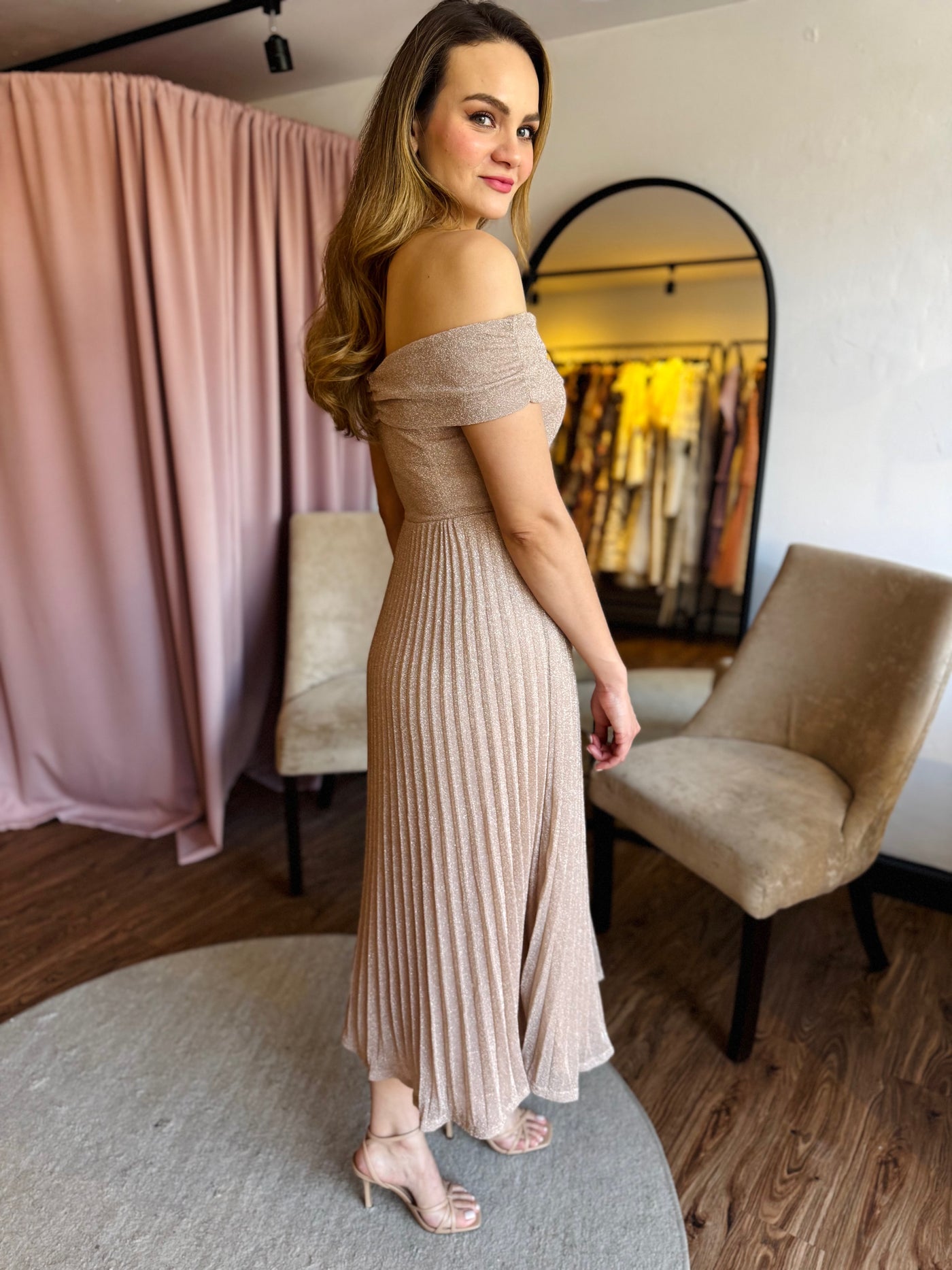 Vestido offshoulder tela brillos rose gold