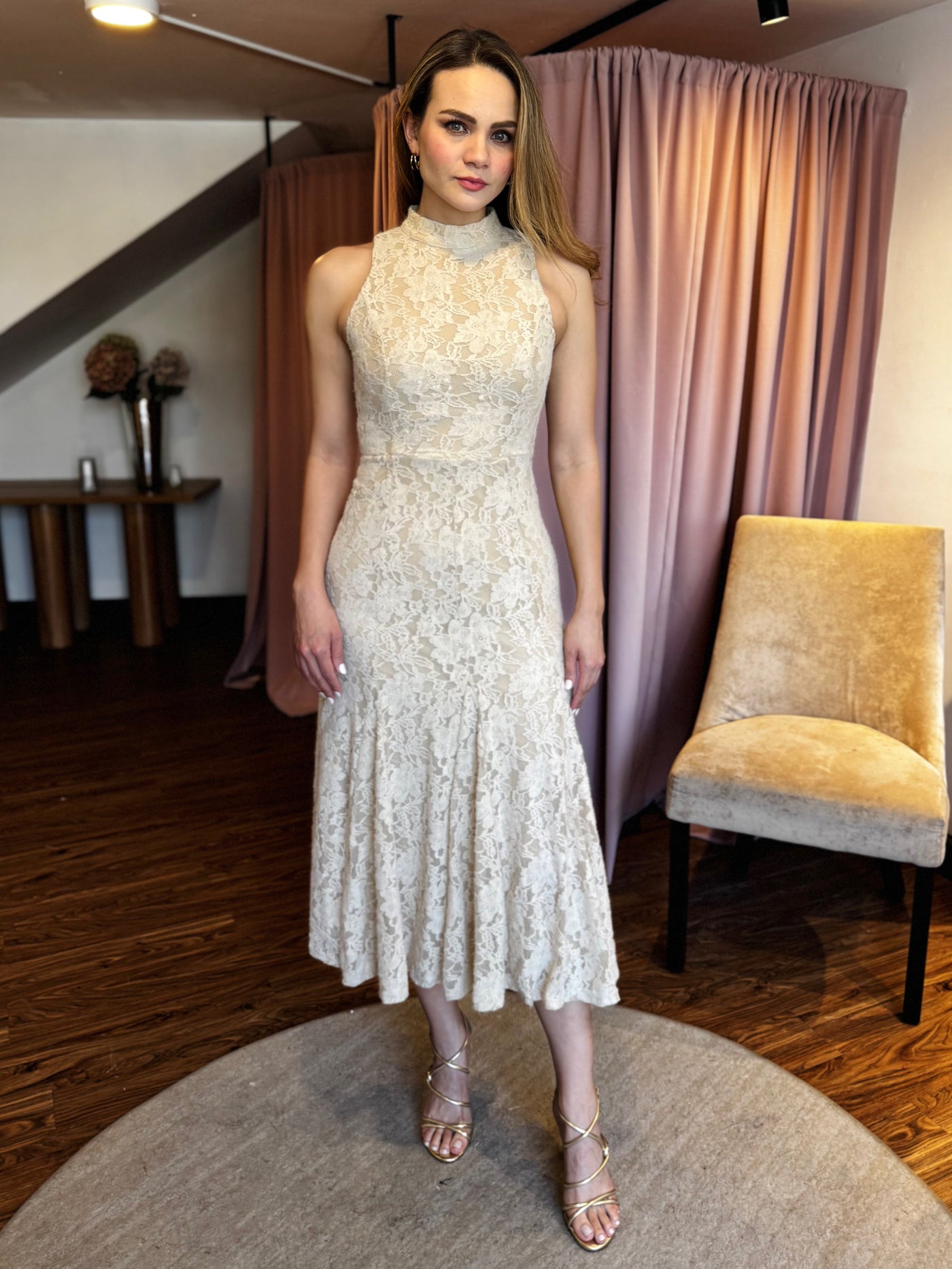 Encaje beige cuello alto