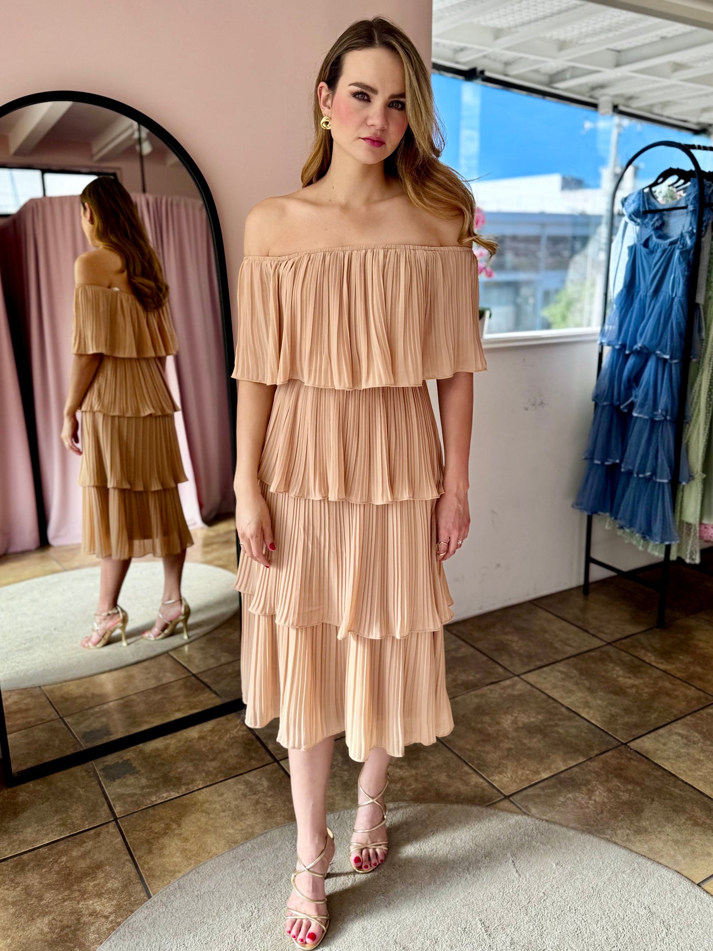 Vestido plisado nude