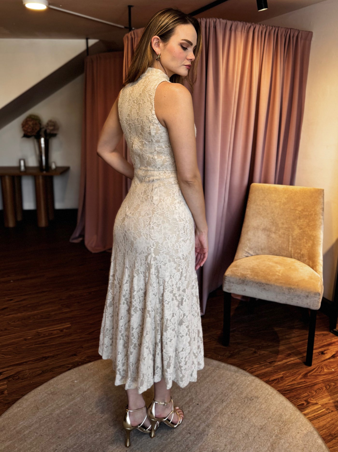 Encaje beige cuello alto