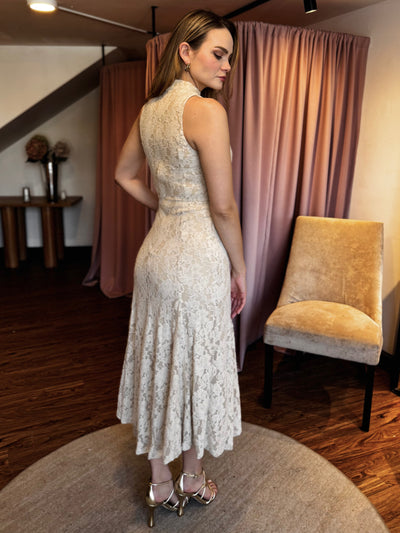 Encaje beige cuello alto