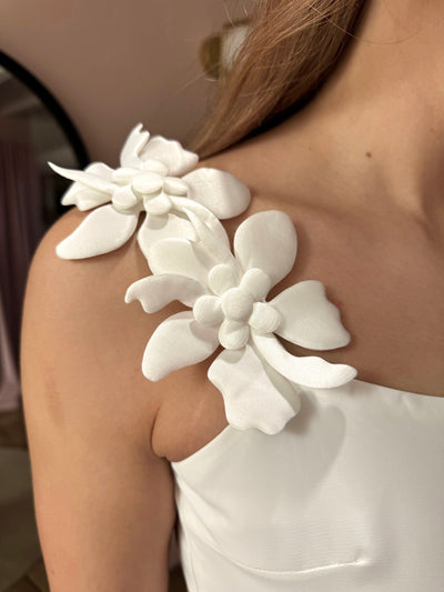 Vestido blanco flor acolchada