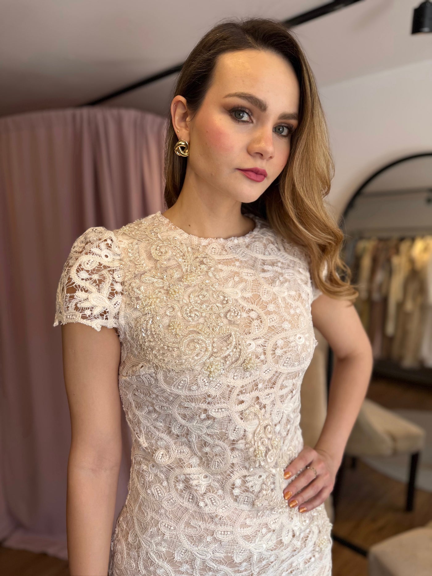 Vestido lápiz crema con aplicación