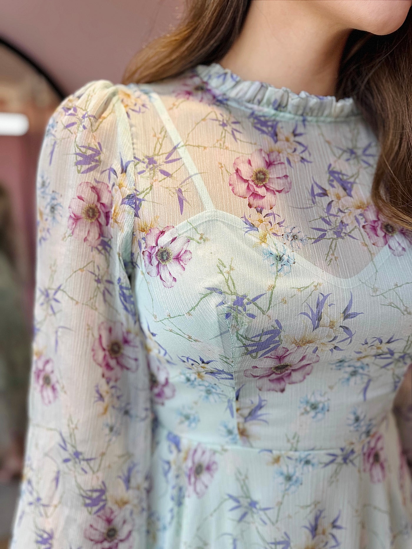 Vestido chiffon menta floral manga larga