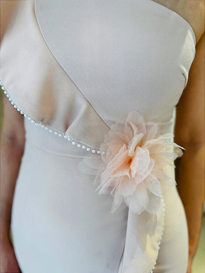 Vestido blush un hombro perlas