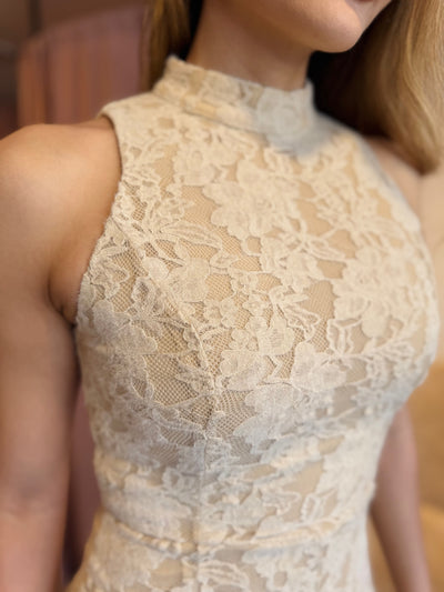 Encaje beige cuello alto