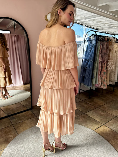 Vestido plisado nude