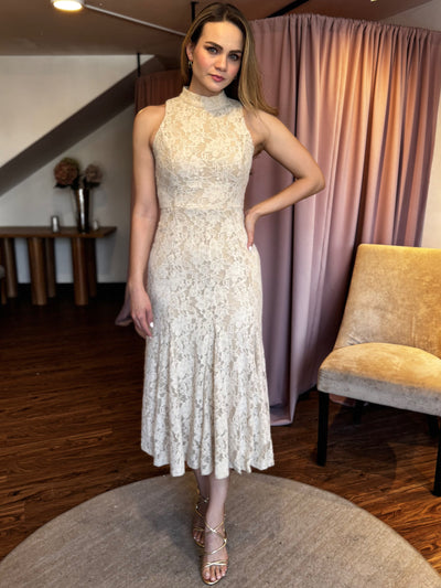 Encaje beige cuello alto