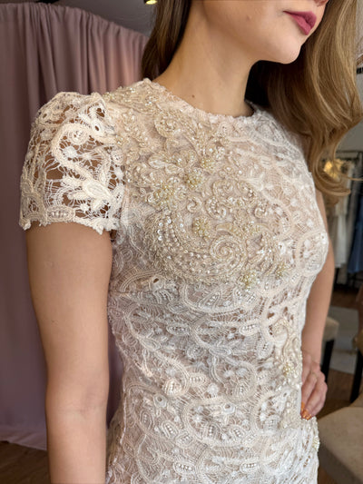 Vestido lápiz crema con aplicación