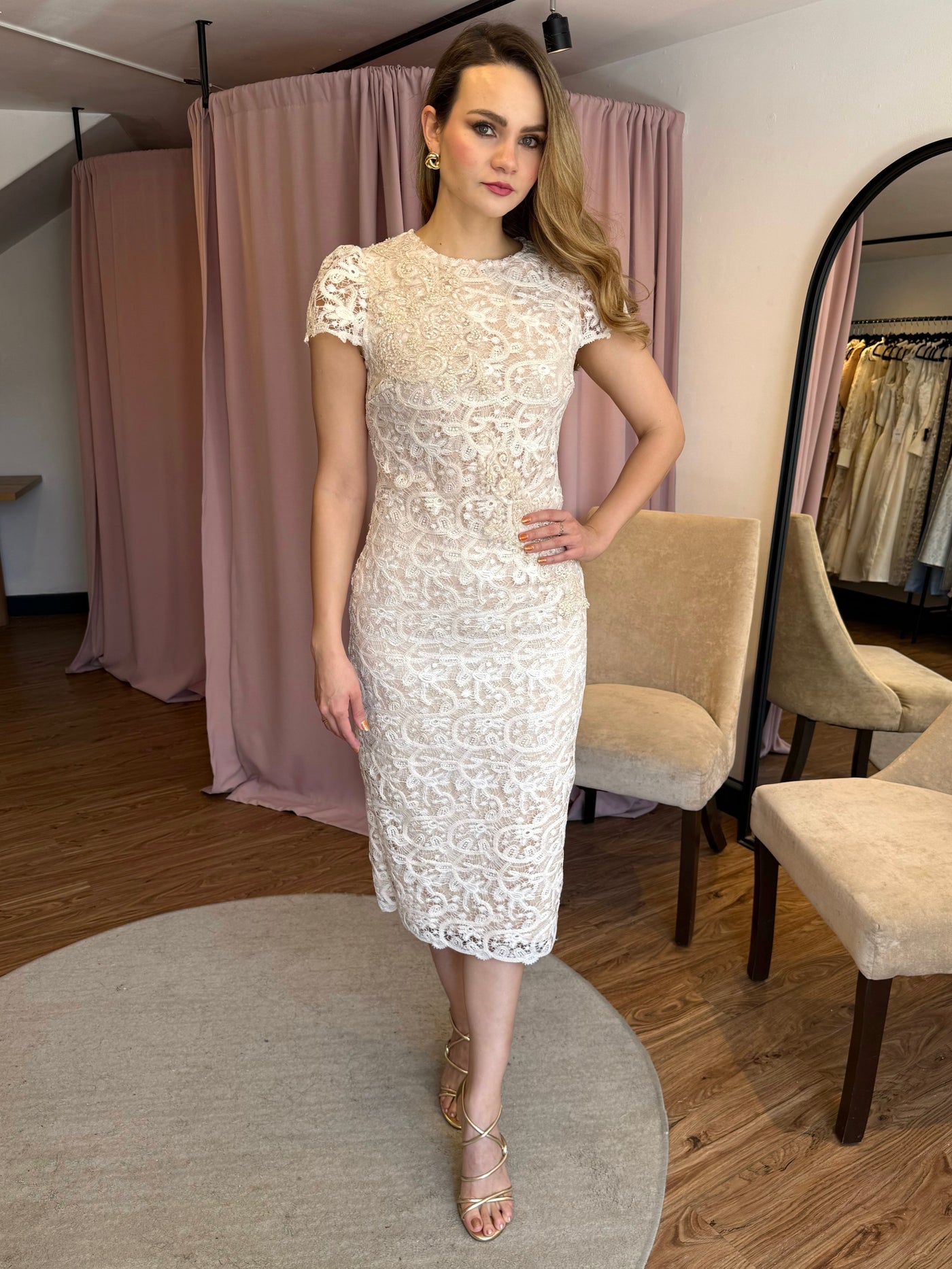 Vestido lápiz crema con aplicación