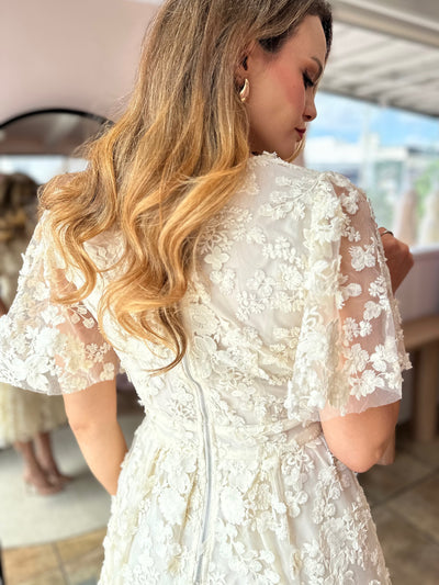 Vestido crema bordado